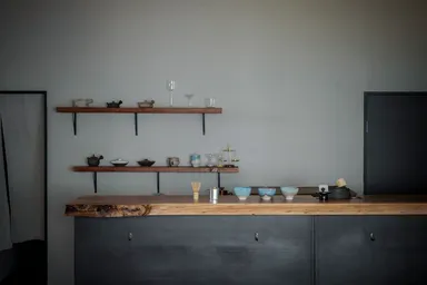 店内に入ると一枚板のメインテーブル