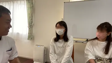 インタビューに答えるAさん親子