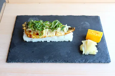 刻み生姜と紫蘇のふっくら焼き鯖押し寿司