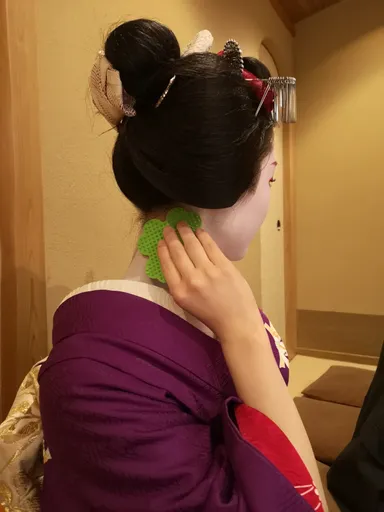 首元を優しくほぐします。