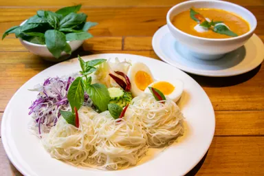 【おすすめ】～カノムジーン・ナムヤー・サイ・バイホラパー　フレッシュカレーつけそうめん、たっぷりホラパー添え～　1,280円(税込み)