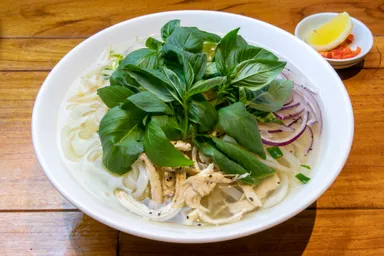 【おすすめ】～フォー・ガー・サイ・バイ・ホラパー　鶏肉のフォー、たっぷりホラパーのせ～　990円(税込み)