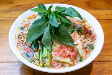 ～クイッテイオ・チャンノーイ・サイ・バイホラパー　チャンノーイヌードル、たっぷりホラパーのせ(中華麺／ライスヌードル)～　1,100円(税込み)