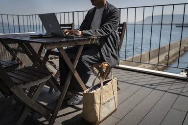 自立して汚れもサッとふき取れるので場所を気にせず置ける