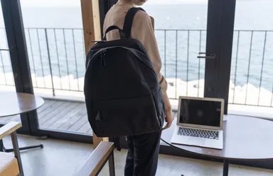 カジュアルな服装にも合わせやすく、撥水素材で雨の日も安心