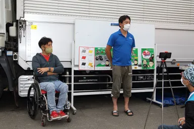 2020年大会レース前のブリーフィング(左：青木拓磨　右：プランビーエナジー代表 井利元)