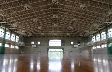 集団接種会場となる東体育館：内観