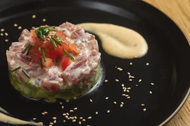 マグロとアボカドのタルタル