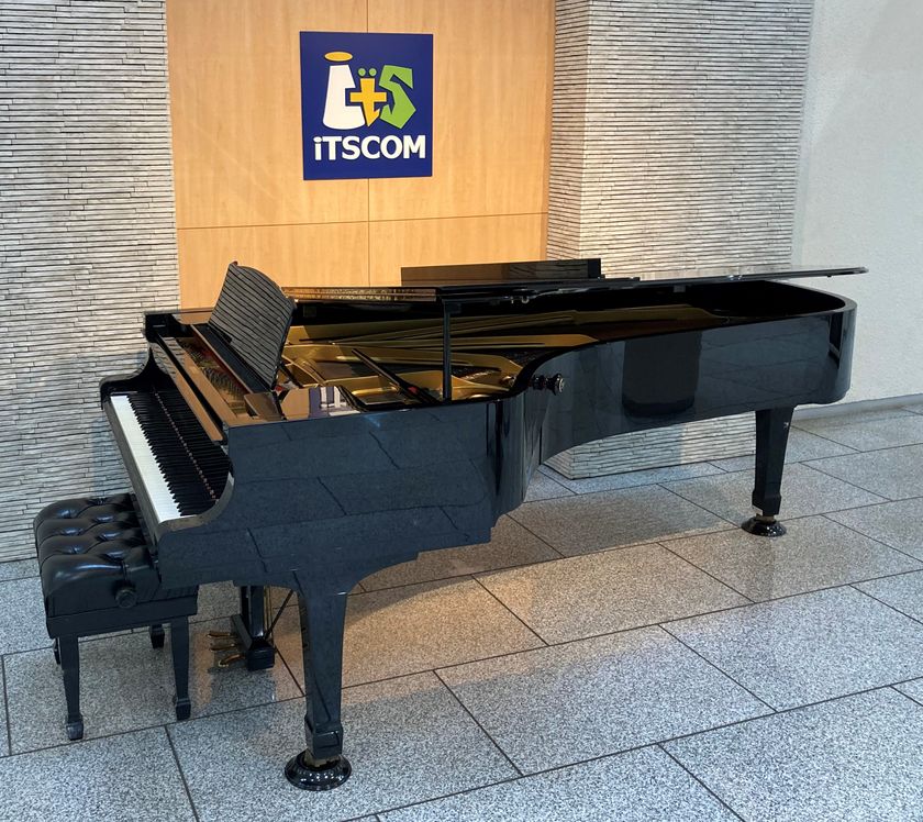 会社とともに歩んできた歴史
フルコンのグランドピアノを寄贈
目黒日本大学中学校高等学校へ
