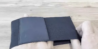 ゴム素材で伸縮