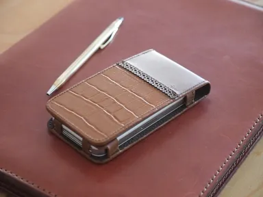 「Flip-top Leather case for iPhone 4/4S」