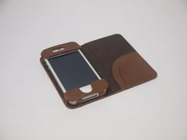 横開きタイプの本格レザーケース