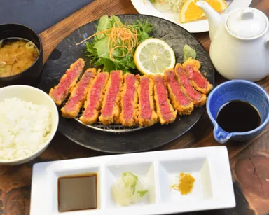 たれ・丼つゆ・出汁の「味変」で3度楽しめる！中身をレアに仕上げた大人気の「飛騨牛カツ」