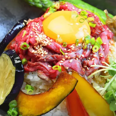 1時間かけてじっくり中心部まで加熱したローストビーフを乗せた「飛騨牛ユッケ丼」