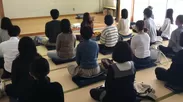 会場で行われる瞑想会の様子