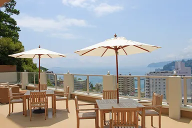 屋上テラス席からは市街と相模湾が一望できます♪