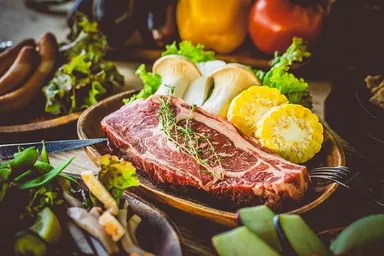 牛カルビ、豚ロース、生ラムなど「がっつり系」もOK