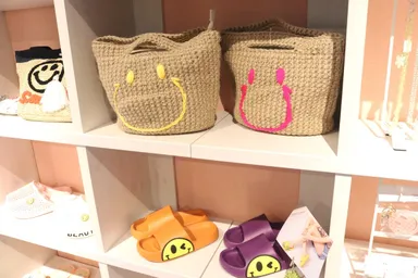 POPO 商品写真　上：にこちゃんバッグ　5,000円(税込)　下：にこちゃんサンダル　2,500円(税込)