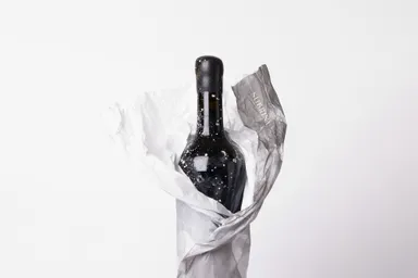 SUBRINAストーリーが描かれたボトル包み