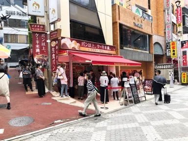 姉妹店マチダベッカリー 平日の行列の様子