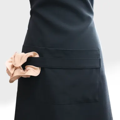 「KIRAKU」エプロン　ブラック　正面アップ