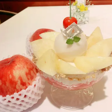 モモのパフェ
