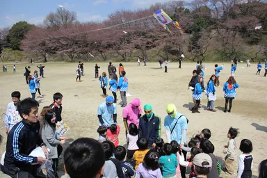 「I」「B」「U」のイラストが描かれた3つの大凧も空へ。