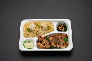 筍とハモの炊き込みご飯と西京味噌漬鶏もも焼(持ち帰り)