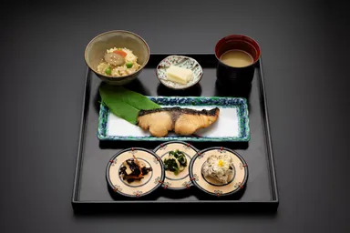 鶏とごぼうの釜炊き込みご飯と京むらさき漬け込み炭火焼き鰆御膳