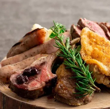 ニューノーマルカフェの肉盛り3～4人前(3,278円)