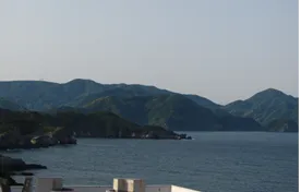 海からすぐに立ち上がる山々