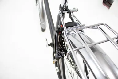 頑丈なシリンダー錠。スペアキーを作成可能