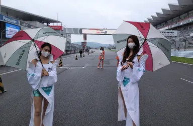 スーパー耐久ではレースクイーン