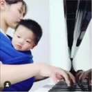 抱っこ紐に子供を入れて、ピアノの練習をしています。(Instagramに動画公開中)