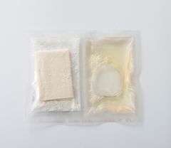 使う直前に美容液と粉(マスク)を混ぜ合わせます