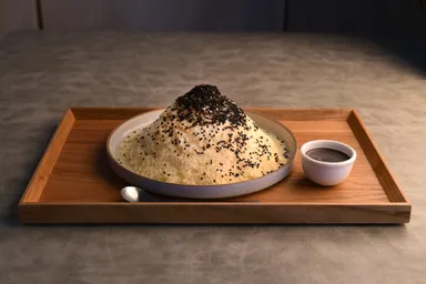 ミルクセーキかき氷　黒胡麻