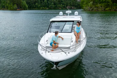 船首とサロンの間の移動は、便利なフロントガラスのウォークスルー