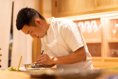 カウンター越しに、シェフとインターナショナルな会話が楽しめるのも魅力