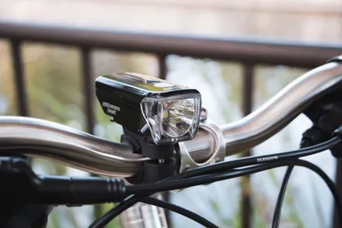 約5,000円相当の高輝度ライト、ベル、スタンドが付属。すぐに走りに行ける！