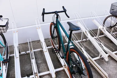 一般的な駐輪場にも入る太さのタイヤを使用(写真はKESIKI Touring)