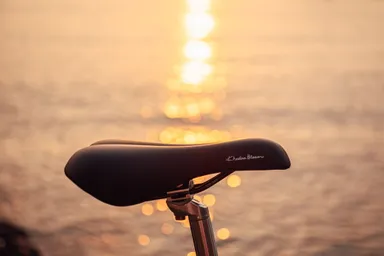 幅が広めでクッション性に優れたさどるで長く乗ってもお尻が痛くならない！