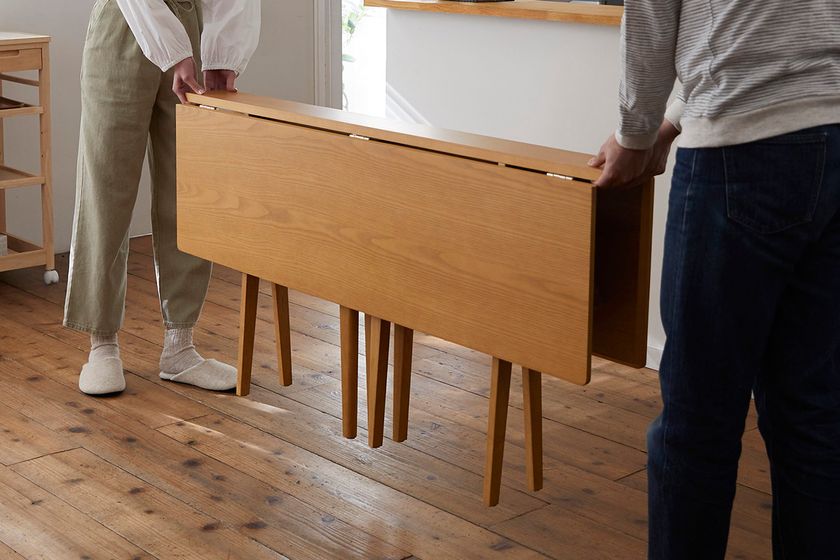 ベルメゾン
折りたたむと奥行わずか17.5センチでお部屋広々!
『使わない時は簡単に折りたためる
ダイニングテーブル』
7月21日より発売開始