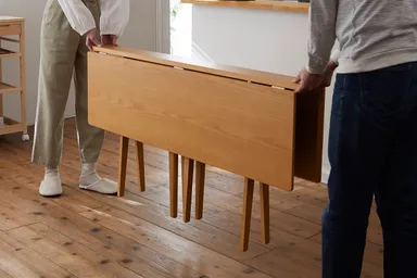 使わない時は簡単に折りたためるダイニングテーブル