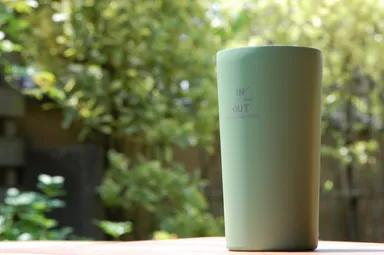 アウトドアにも適したデザインです。