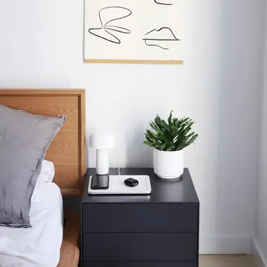 寝室のサイドテーブルに