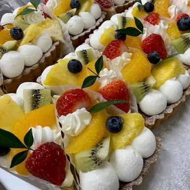 季節の果物を使ったフルーツタルト