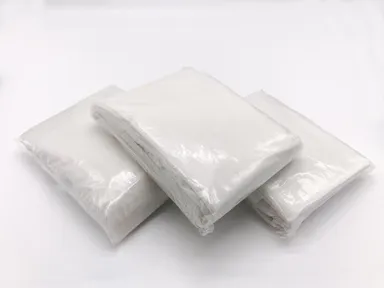 パッケージに入った生分解性ワンタイム・レインコート