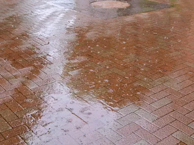 急な悪天候の際に必要となるワンタイム・レインコート