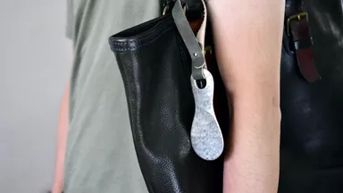 レザーストラップを使うこともできます。