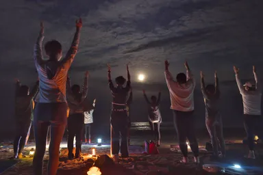 すっかり人気シリーズになったフルムーンビーチヨガ